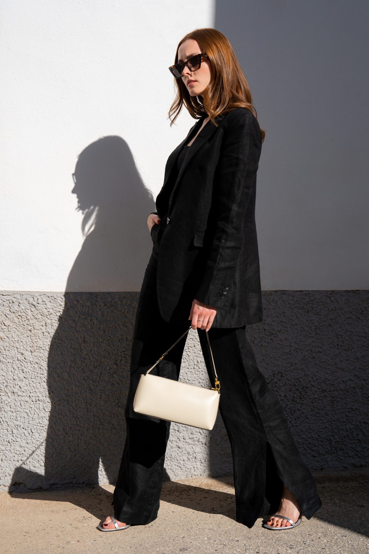 Fashion-Portrait mit markantem Schattenwurf