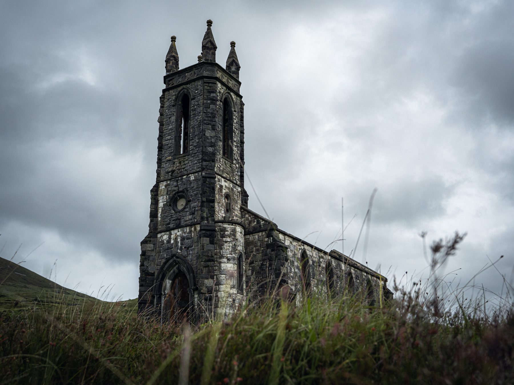 Alte Kirchenruine in Irland unter dramatischem Himmel
