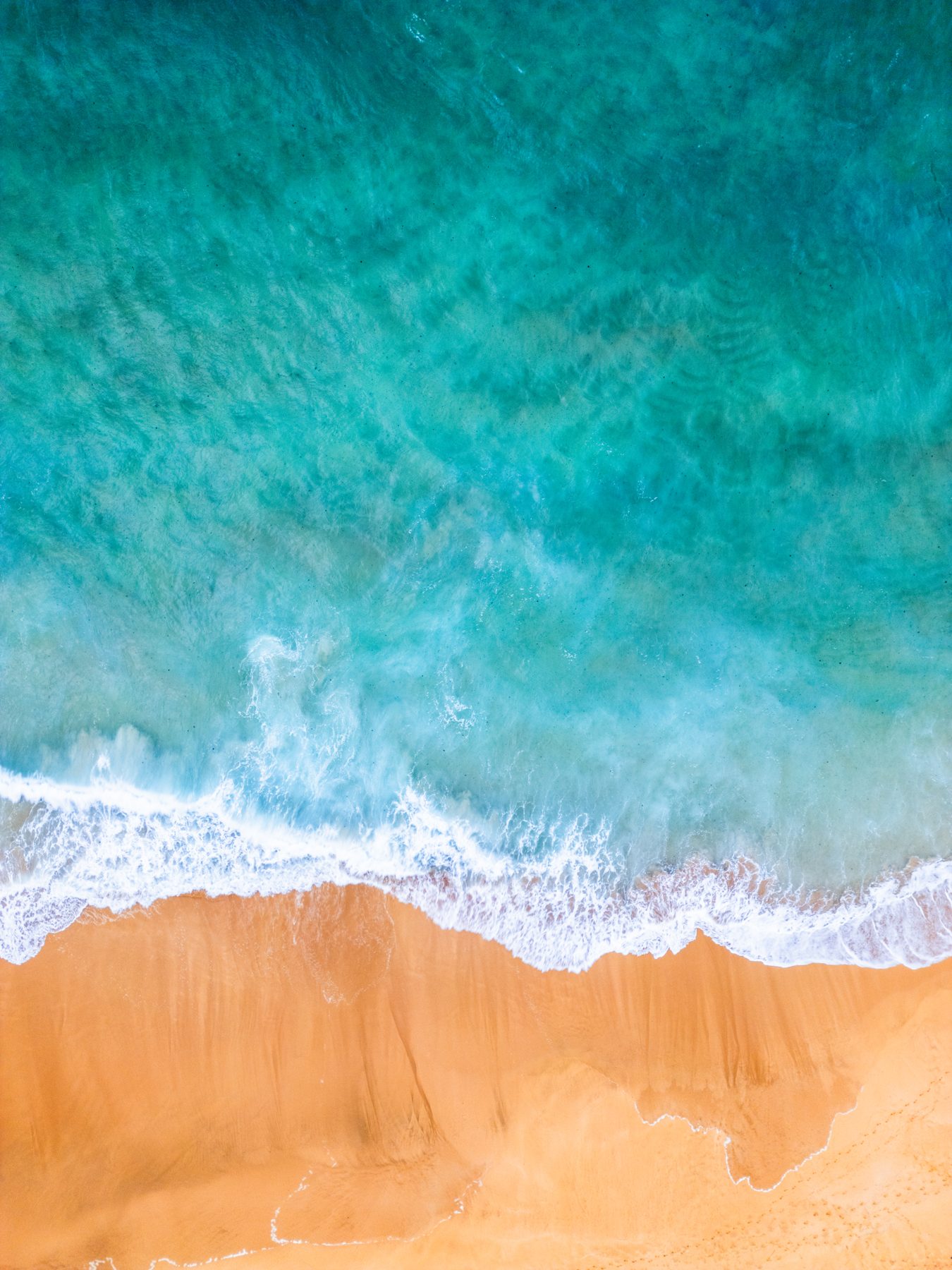 Türkises Meer trifft Strand, Drohnenaufnahme