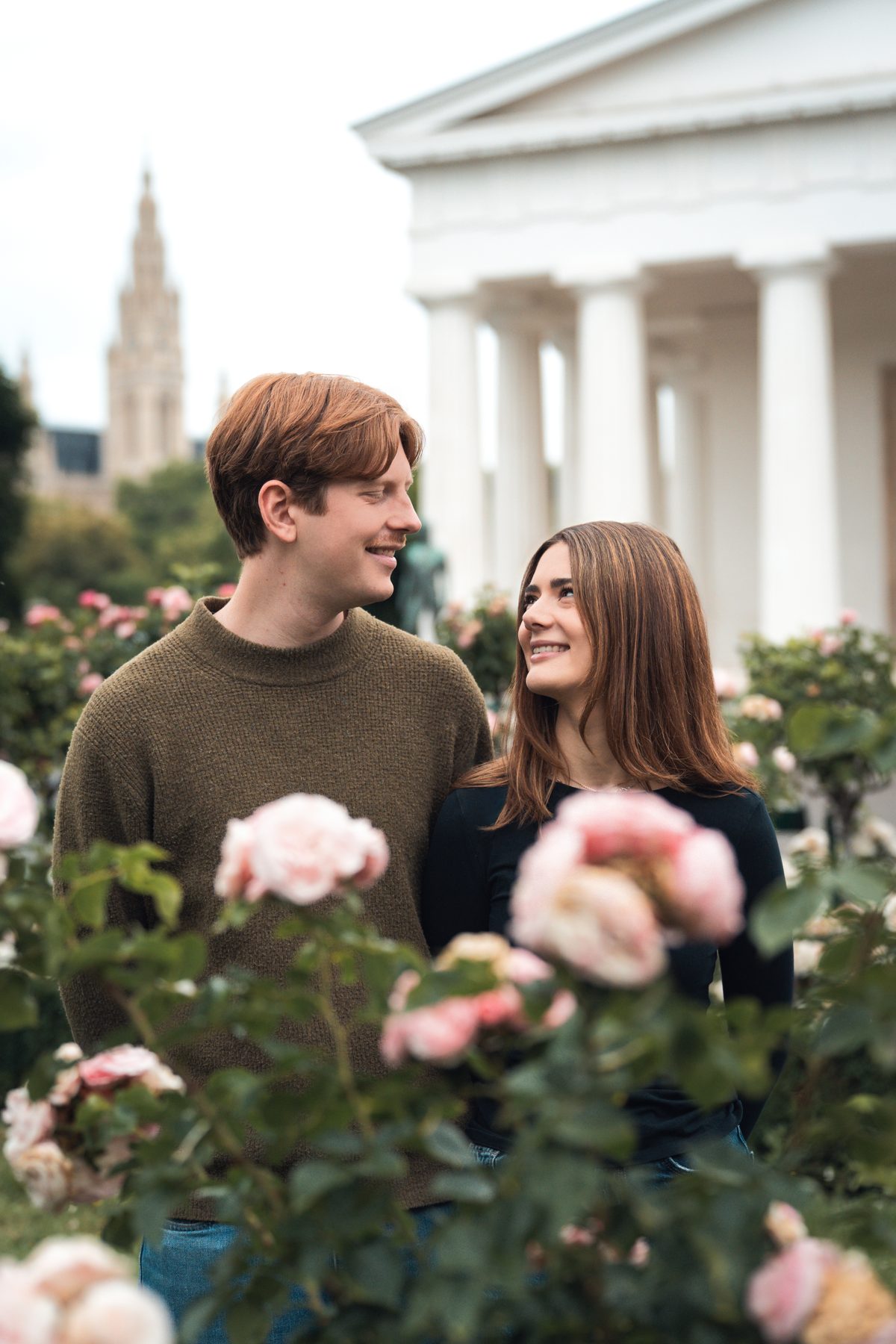 Paarshooting zwischen Rosen in einem Wiener Park