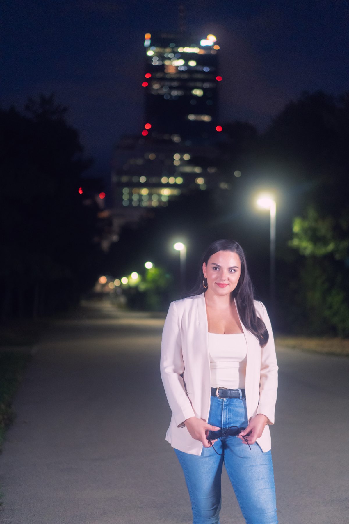 Portrait in der Stadt bei Nacht